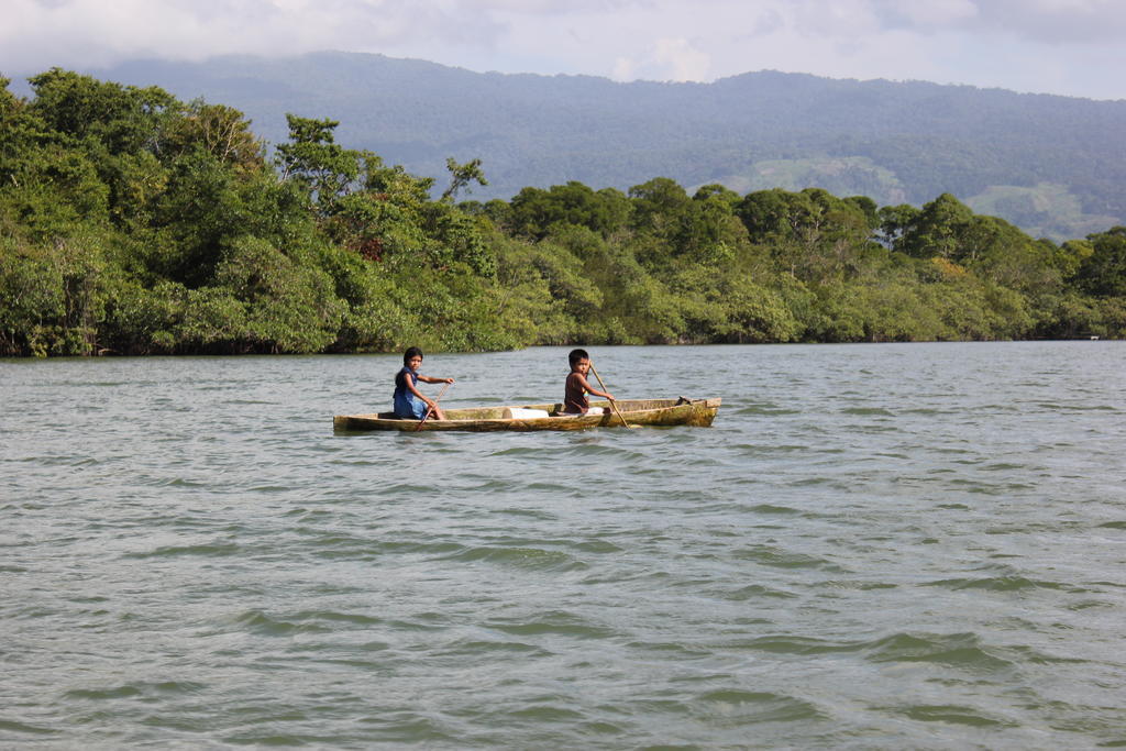 Hotel Y Restaurante Backpackers Rio Dulce Town Zewnętrze zdjęcie
