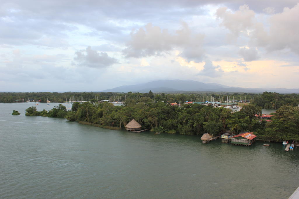 Hotel Y Restaurante Backpackers Rio Dulce Town Zewnętrze zdjęcie