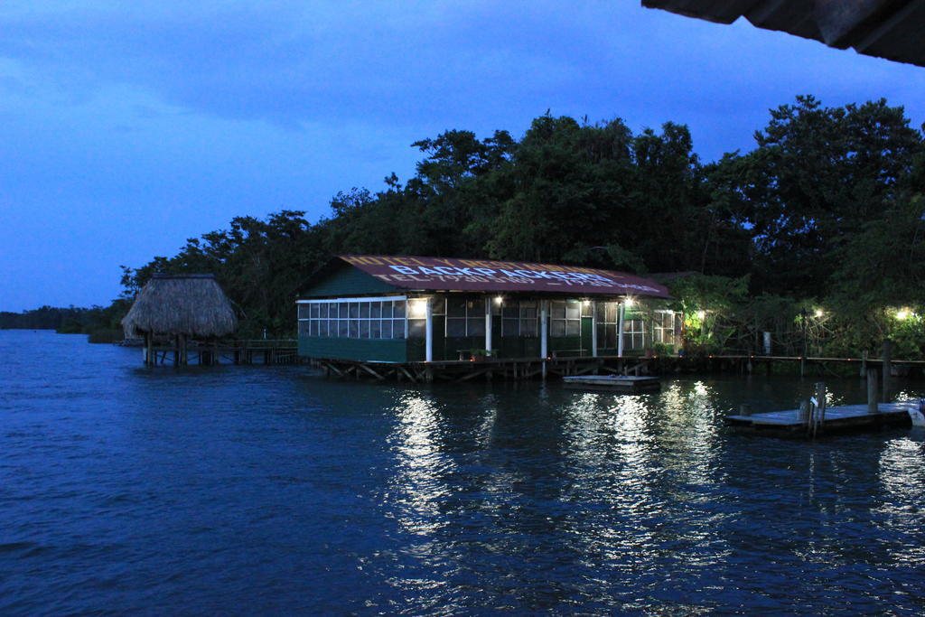 Hotel Y Restaurante Backpackers Rio Dulce Town Zewnętrze zdjęcie